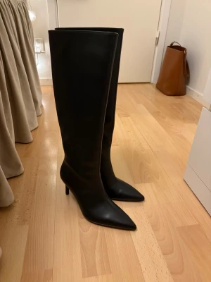 Svarta höga stövlar - Säljer ett par svarta höga stövlar från Pull&Bear Stövlarna är så snygga, stilrena och passar perfekt till både kjol och jeans. Nypris 700kr Aldrig använda 🌟💞