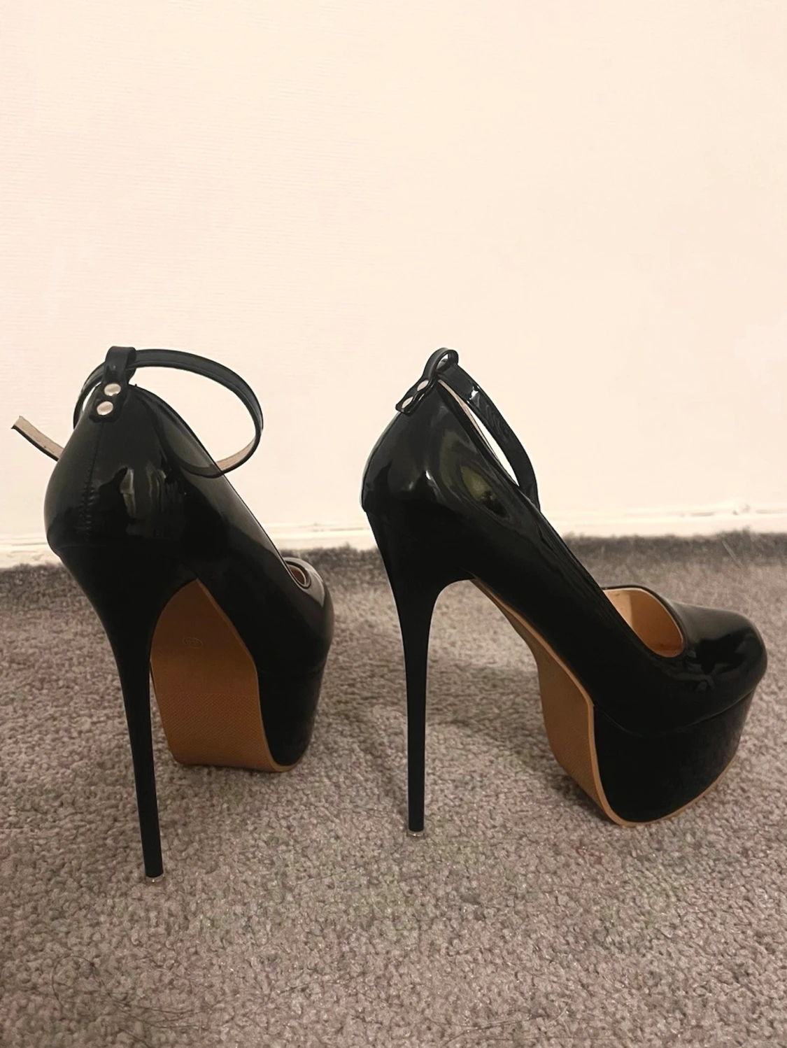 Svarta pumps med hög klack och platå