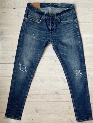 Dondup slim jeans - Schyssta dondups med sköna detaljer med slitningar. Lagning i ljumsken men det syns som tur inte vid användning!