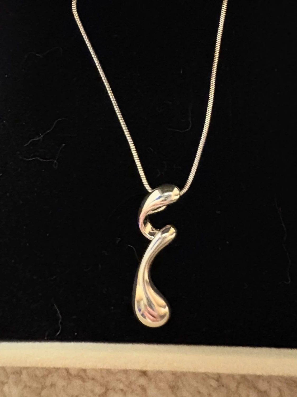 Silvrig halsband med modern hängsmycke - 1