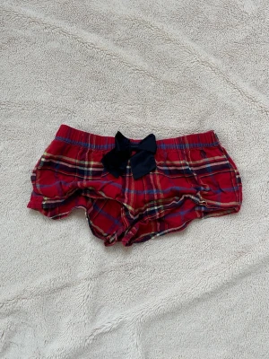 Abercrombie & fitch lågmidjade shorts  - Ett par shorts från Abercrombie & fitch i storlek S. Rakt över midjemått: ca 33cm. Jag fraktar inom 24h. Se liknande plagg i min profil!