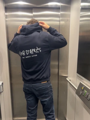 CLUB D’APRÈS Hoodie - Club d’Après - den perfekta hoodien för afterski, stadsliv och allt däremellan. Simpel, mjuk och stilren. Vi har i S och M kvar