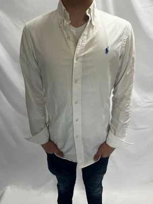 Ralph Lauren Skjorta Vit - Skick 7/10 syns på bild / Storlek S slim fit / Modellen är 172 cm / Bara att höra av sig vid frågor och intresse!