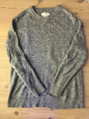 Samsoe Stickad tröja Samsøe - Grå stickad tröja från  Samsøe med  ribbade muddar. Inga defekter, hör av er vid frågor