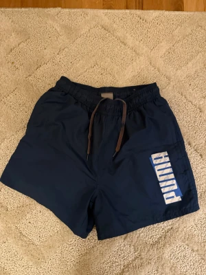 Puma Badbyxor – Mörkblå - Puma Badbyxor – Mörkblå 🩳 Storlek: S 🔵 Färg: Mörkblå 🔄 Skick: 7/10 – använda, men hela och i okej skick 💎 Märke: Puma 
