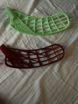 Innebandy blad - Vänster uppe: vitt unilite i pp ti, vänster nere: rosa evolite i pp featherlight, höger uppe: grönt hyper i pp, höger nere: rött unilite i pe 