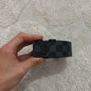 Säljer LV bälten jätte snygg bälten fin svart - Inga skador och funkar bra och är en fin svart bälten