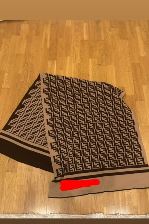 Halsduk  - Säljer jätte fin och elegant halsduk