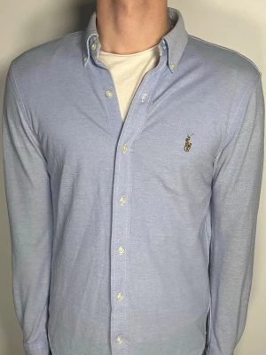 Ralph Lauren skjorta - Säljer en riktigt snygg och trendig Ralph Lauren skjorta i fint skick, storlek S, vid frågor är det bara att skriva //Gramenti