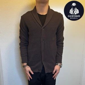 MASSIMO DUTTI CARDIGAN - Tja. Säljer denna riktigt feta cardigan från Massimo dutti. Perfekt skick, använd fåtal gånger. Storlek M. Färgen är väldigt mörk brun. Tveka inte på att ställa frågor! 🙌