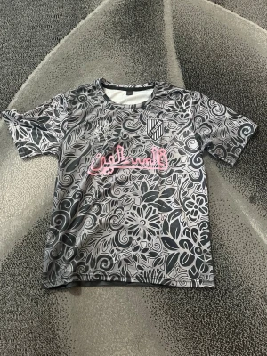 Fotbollströja - Helt ny Jätte fin och är storlek M men skulle säga att det passar personer med storlek S mer men det funkar också med storlek M men ba att Den är lite kort. Välj endast PostNord när du ska köpa tack!  Pris diskuteras vid snabb affär!!