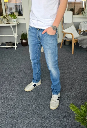 Jacob Cohën jeans - Supersnygga blåa Jackob Cohën jeans i storlek 32. Väldigt billigt pris då denna modell brukar kosta över 5000 kr nya. Skriv till mig om du undrar något. 😁