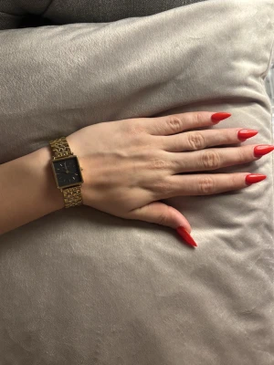 Rosefield The Boxy XS klocka - I guld med svart urtavla. Glas har spricka, batteri behöver bytas. Fint läderarmband / metalband med normalt bruksslitage. Ordinarie pris 1395kr.