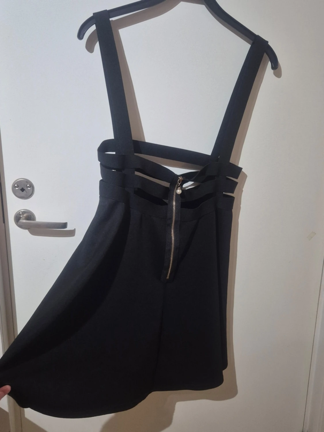 Svart kjol med hängslen och dragkedja