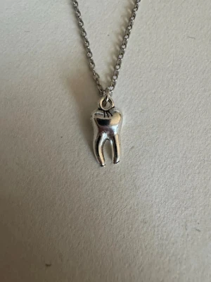 Silverhalsband tand -   Halsband som inte är i äkta silver/guld. Kedja är oftast 50cm men kan ibland komma i 45cm. Kedja är rostfritt stål, berlock oftast i zinklegering men kan även det i vissa fall vara rostfritt stål. Be gärna om mått på berlock om detta är viktigt då bilderna är missvisande när det gäller hur stora dom är! 🌹❤️  Allt är nytt även om de kan stå ”mycket bra skick” , detta mest för att Vinted inte ska fundera på varför jag bara har nya saker .  Bud accepteras inte 🥰🌹
