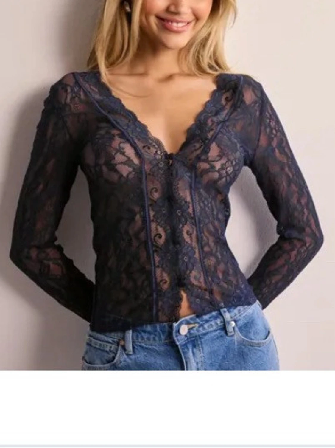 Mörkblå blus från Nelly 