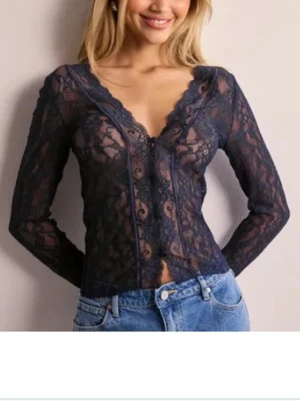 Mörkblå blus från Nelly  - Jättefin! 