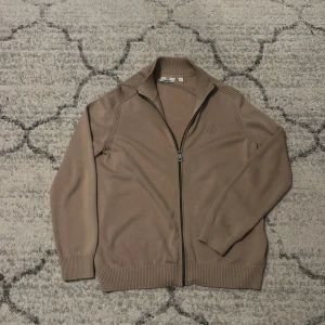 Burberry kofta  - Exklusiv Burberry-kofta i stilren design, storlek M. Tillverkad i hög kvalitet med en modern och tidlös look som passar perfekt till vardags. Bekväm passform och lyxig känsla. Sällsynt vara i mycket fint skick.