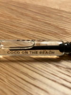Coco On The Beach parfymprov Essnce - Essnce 2 ml tester knappt använd Coco on the beach. Toppnoter: Pistage, Bergamott, Kardemumma, Rosépeppar Hjärtnoter: Jasmin, Tuberos, Ylang Ylang Basnoter: Kokos, Amber, Tonkaböna, Benzoin