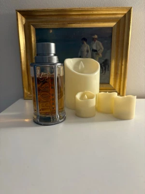 Hugo Boss The Scent herrparfym - Stilren parfym från Hugo Boss, The Scent. Perfekt för dig som vill sticka ut med en modern och självsäker vibe. Flaskan är nästan full och redo att bli din nya favorit.