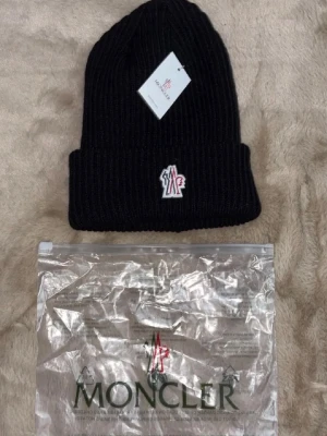 Moncler mössa - Säljer en moncler mössa perfekt för kalla dagar och dig som gillar märken och mode kom dm för eventuella frågor 🧐pris kan diskuteras💯.