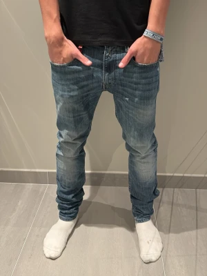 Replay anbass - Riktigt fint skick storlek 33/32 true size! Sitter slim och modellen är runt 182! Kom gärna med funderingar och frågor samt prisförslag!