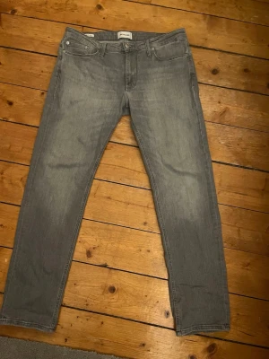 Grå Jack o Jones jeans 31/32 - Säljer ett par grå jeans från Jack o Jones,  Regular Clark i storlek 31/32. Klassisk femficksmodell med raka ben och normal passform. Knappt använda, skriv vid frågor😃