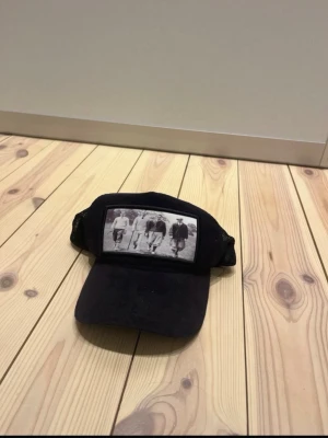 Keps från emilio pendeza  - Fin keps med ett coolt tryck på framsidan använd mycket hör av er vid frågor mvh Nils 