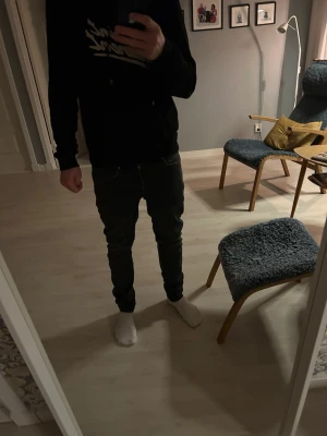 Stiliga jeans - Säljer ett par svarta lite schystare jeans för ändas 299 modellen är 177 vägen 65 kg✨ hör gärna av dig vid frågor 🤩storlek 29 midja 30 längd 