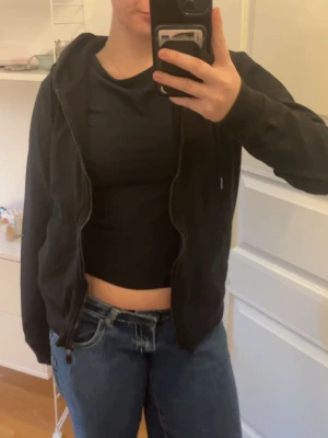 Svart zip hoodie - Jätteskön tröja som funkar till allt!🤗