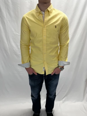 Ralph Lauren Skjorta Gul - Skick 9,5/10 syns på bild / Storlek M slim fit / Bara att höra av dig vid frågor eller intresse!