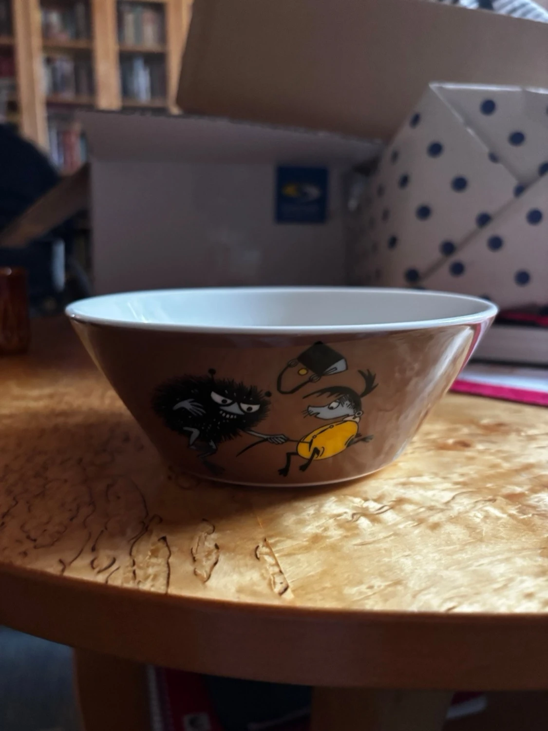 Brun Mumin-skål med stinky in action  - 1