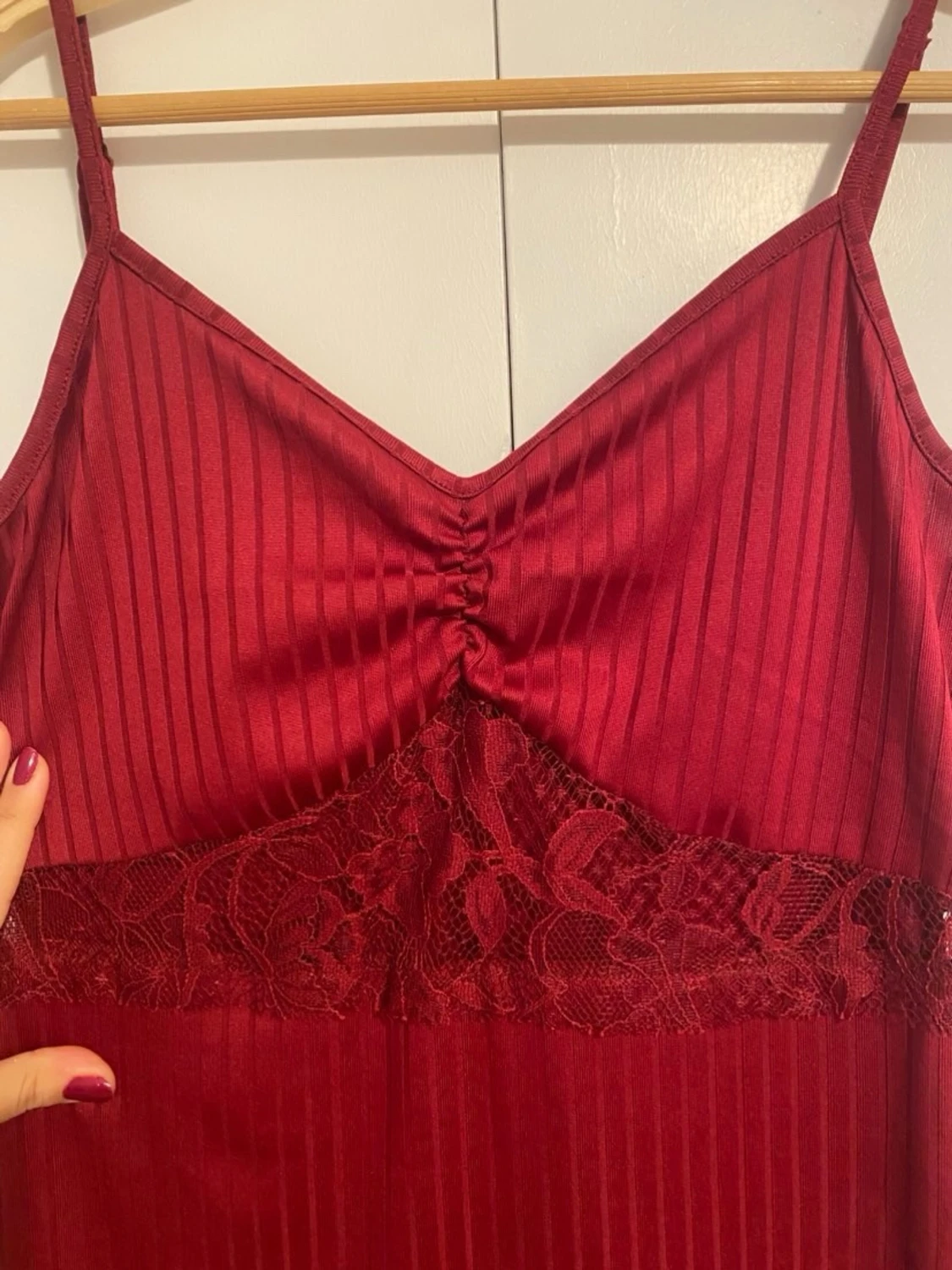 Vinröd klänning - 1