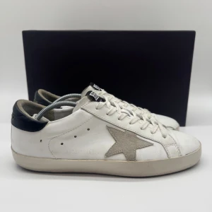 GOLDEN GOOSE SUPERSTAR - Golden Goose Superstar - Skick: 8,5/10 - Tillbehör: Enbart skorna - Storlek 41 sitter som 42 - Nypris ca 5300kr - Deluxecloset
