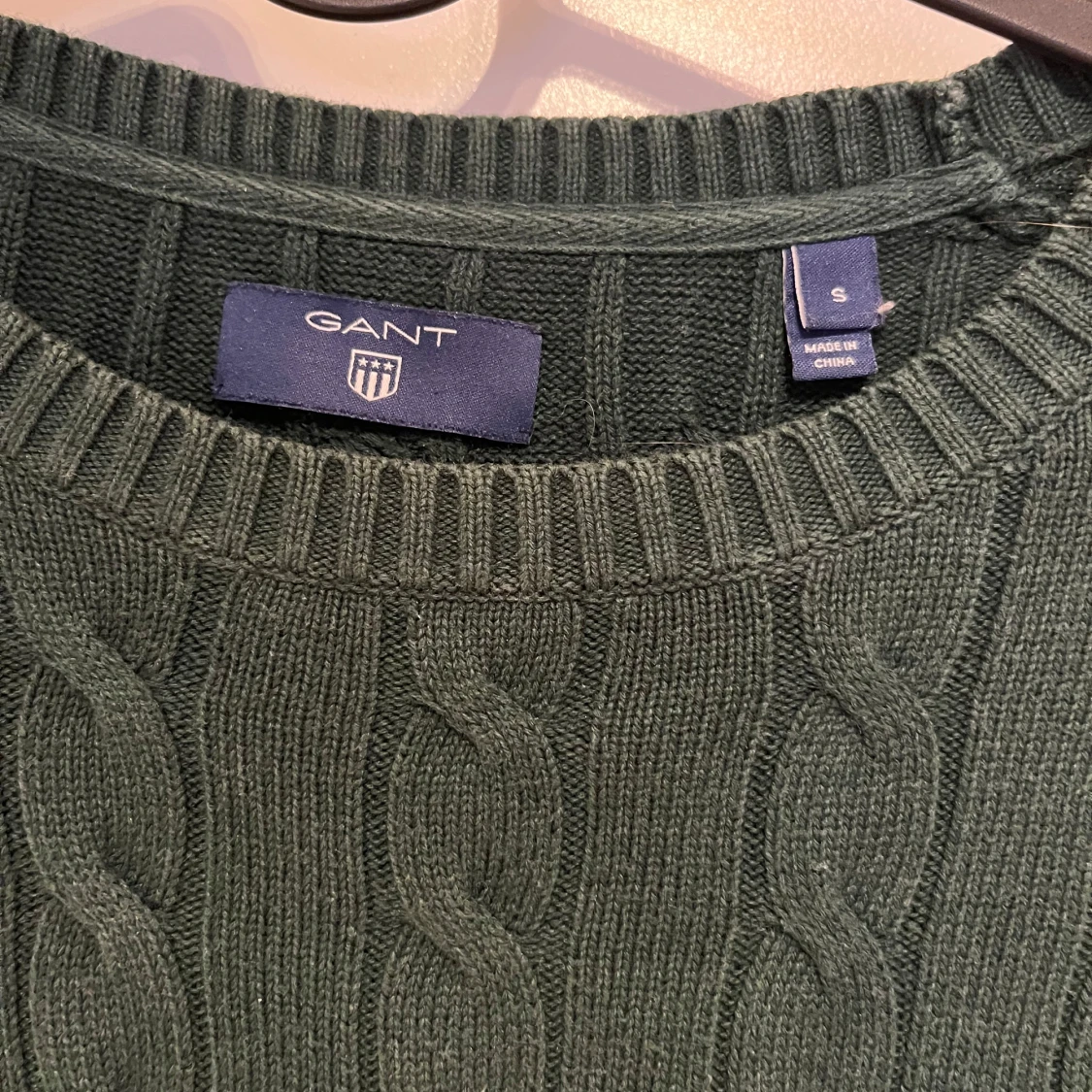 Mörkgrön kabelstickad tröja från GANT - 2