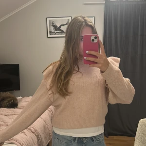 Rosa volang stickad - Super söt rosa stickad tröja med volang!🩷💍