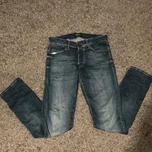 Slim Glenn jack and jones jeans - Snygga blå jeans och geåa jeans