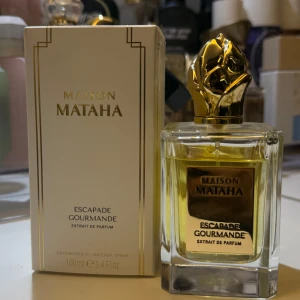 Maison Mataha Escapade Gourmande 100ml - Extrait de Parfum från Maison Mataha, Escapade Gourmande. 100 ml. Ca 80 ml kvar 