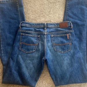 Super low kick  - Snygga blå jeans från Big star! Lågmidjade, På bild 5 ser man att jag gjort jeansen utsvängda ifrån raka jeans! Därav priset, Skisnygga på! Kontakta vid frågor eller funderingar!😇😇 Köpte dessa för 899 kr o säljer för endast 220kr!! Men pris går att diskuteras