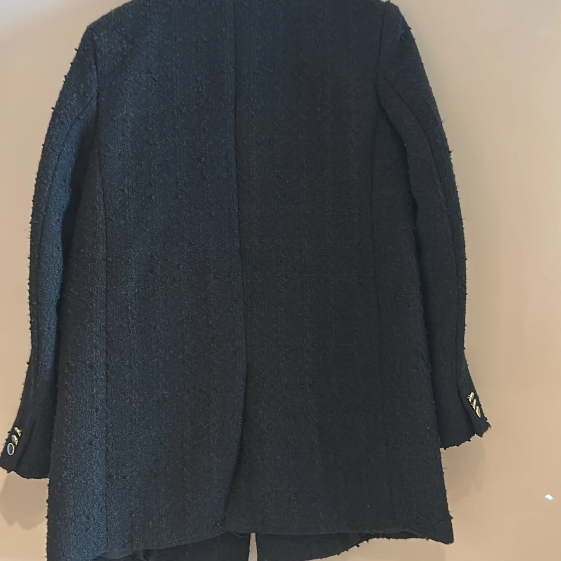 Svart tweed kappa från H&M med guldknappar - 4