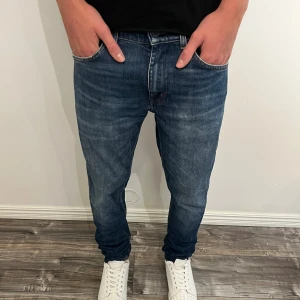 Blå slim jeans från Tiger of Sweden , modell Evolve 30/32 - Modell:178 cm och väger 67 kg😂. Skick:9,8/10