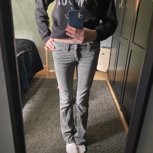 Grå bootcut jeans från Gina Tricot - Säljer ett par grå jeans från Gina Tricot i storlek 158. Modellen har bootcut-ben och snygga detaljerade bakfickor med knappar. Byxorna är används fåtal gånger därav lite högre pris. Ny pris ligger på 350-400kr❤️
