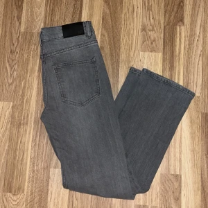 Gråa jeans från 157 - Snygga grå jeans från 157 med raka ben. Jeansen har justerbar midja på insidan och är tillverkade i mjukt denimtyg. Dessa jeans köptes ett tag sen men är oanvända!!