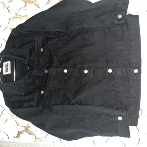 Svart jeansjacka från Denim Genes Corteiz - Premium kvalitet, har aldrig använts och ings defekter.