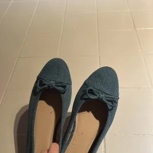 Mörkblå ballerinaskor i jeans - Snygga mörkblå ballerinaskor i jeansmaterial med rund tå och en söt rosett framtill. Perfekta för dig som gillar en enkel men ändå trendig stil. Skorna har platt sula och är superlätta att matcha till olika outfits. Endast använde en gång pga att storleken var lite större än vanligt.