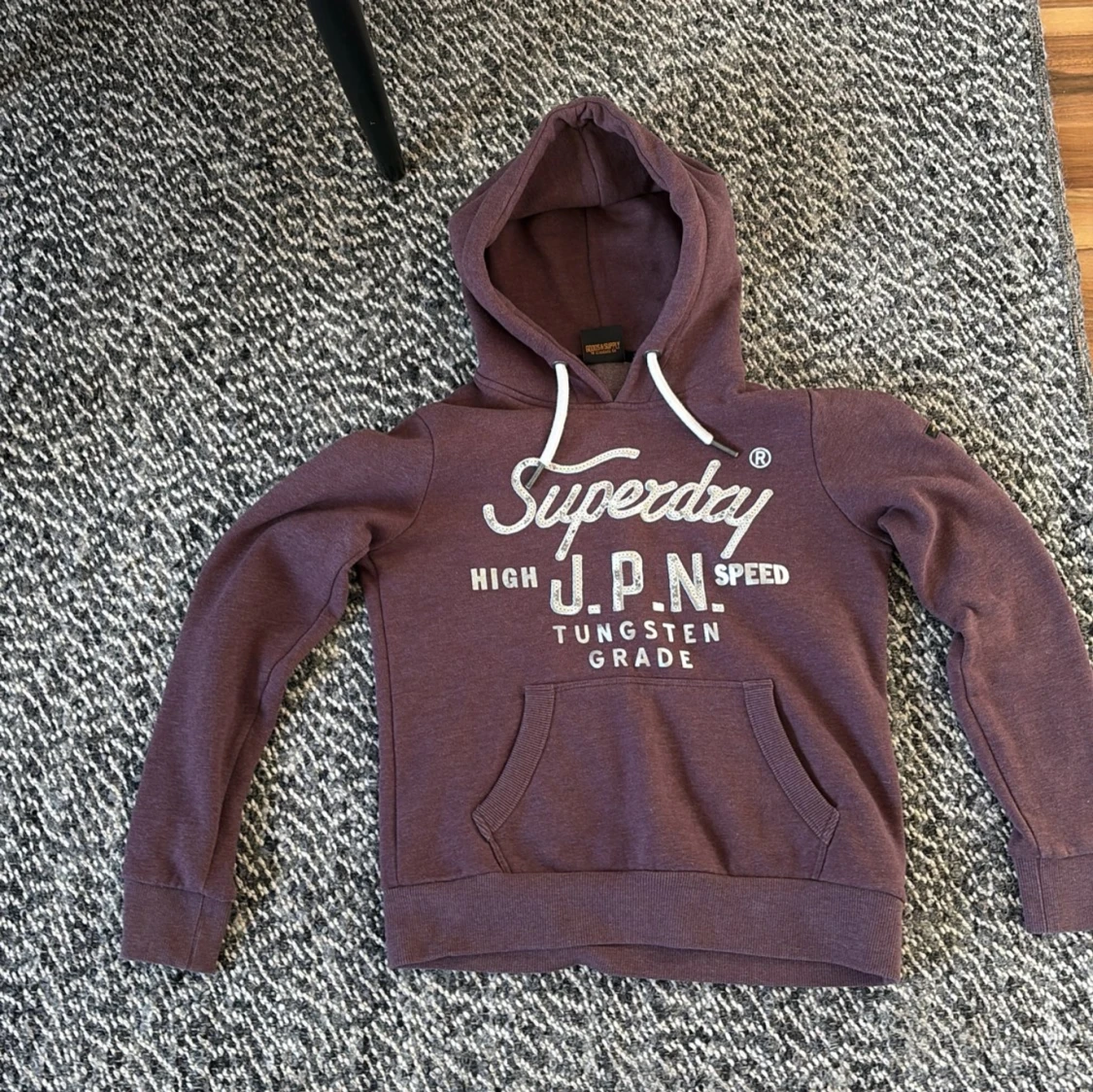 Vinröd hoodie från Superdry