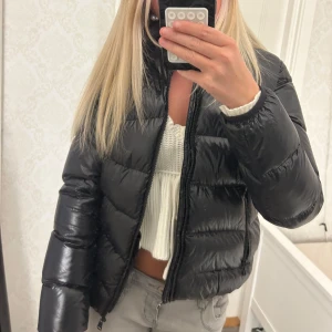 Colmar jacka - Jätte snygg pufferjacka från Colmar!! Passar perfekt till kallare dagar då den håller värme jättebra. Använt en säsong och inte frusit en enda gång i den. Skicket är också superbra, som man ser på bilderna. Den är i barnstorlek (lappen är avklippt) men skulle säga att den passar Xs, kanske S. Men bara hör av dig om du vill ha mått🥰🥰