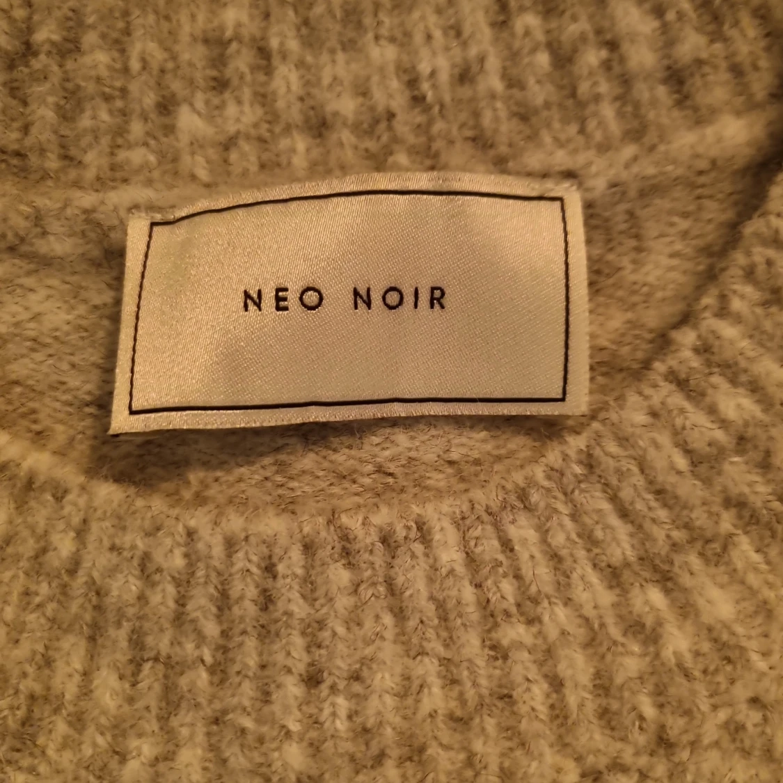 Grå stickad tröja med pärlor Neo Noir - 2