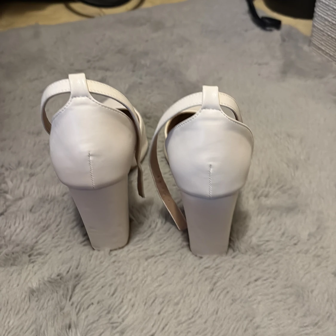 Vita klackar med spets framme.  - 1