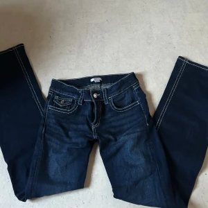 Mörkblå jeans  - säljer mina mörkblå jeans ifrån gina tricot då de tyvärr är förstora för mig, så aldrig blivit använda